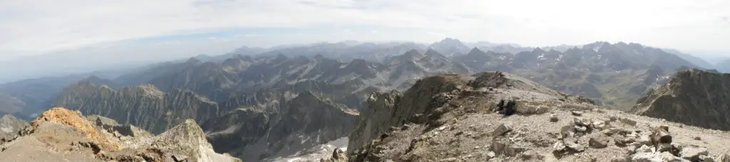 Vue panoramique sur les sommets depuis le Balaïtous, ciel brumeux