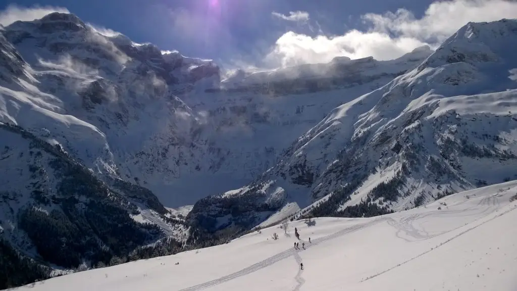 Raquettistes face au cirque de Gavarnie