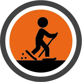 Logo rond gris avec un raquettiste noir sur une montagne sur un fond orangé Pyrénées Ludiques