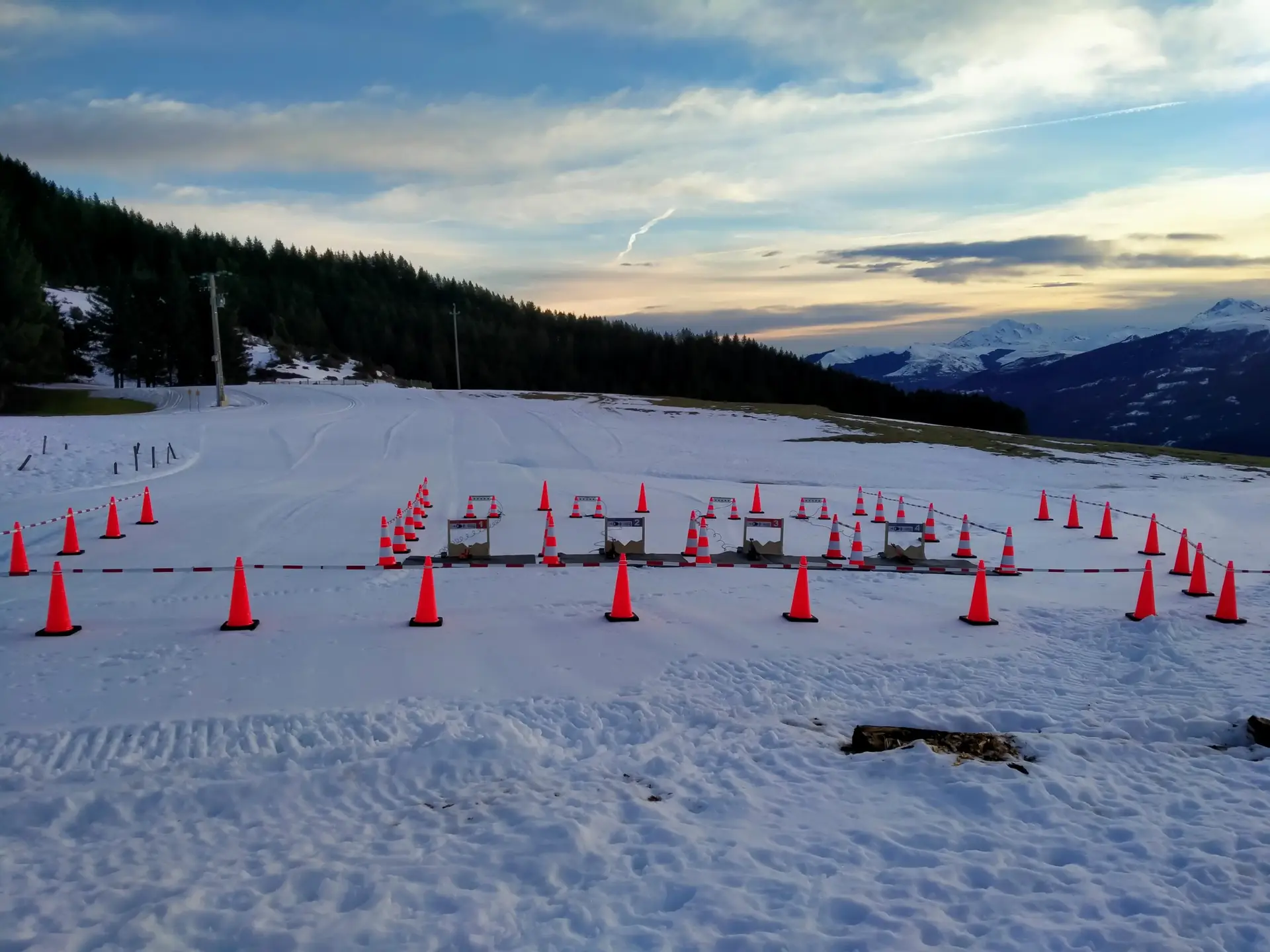 Installation du parcours de biathlon au Col du Soulor en hiver