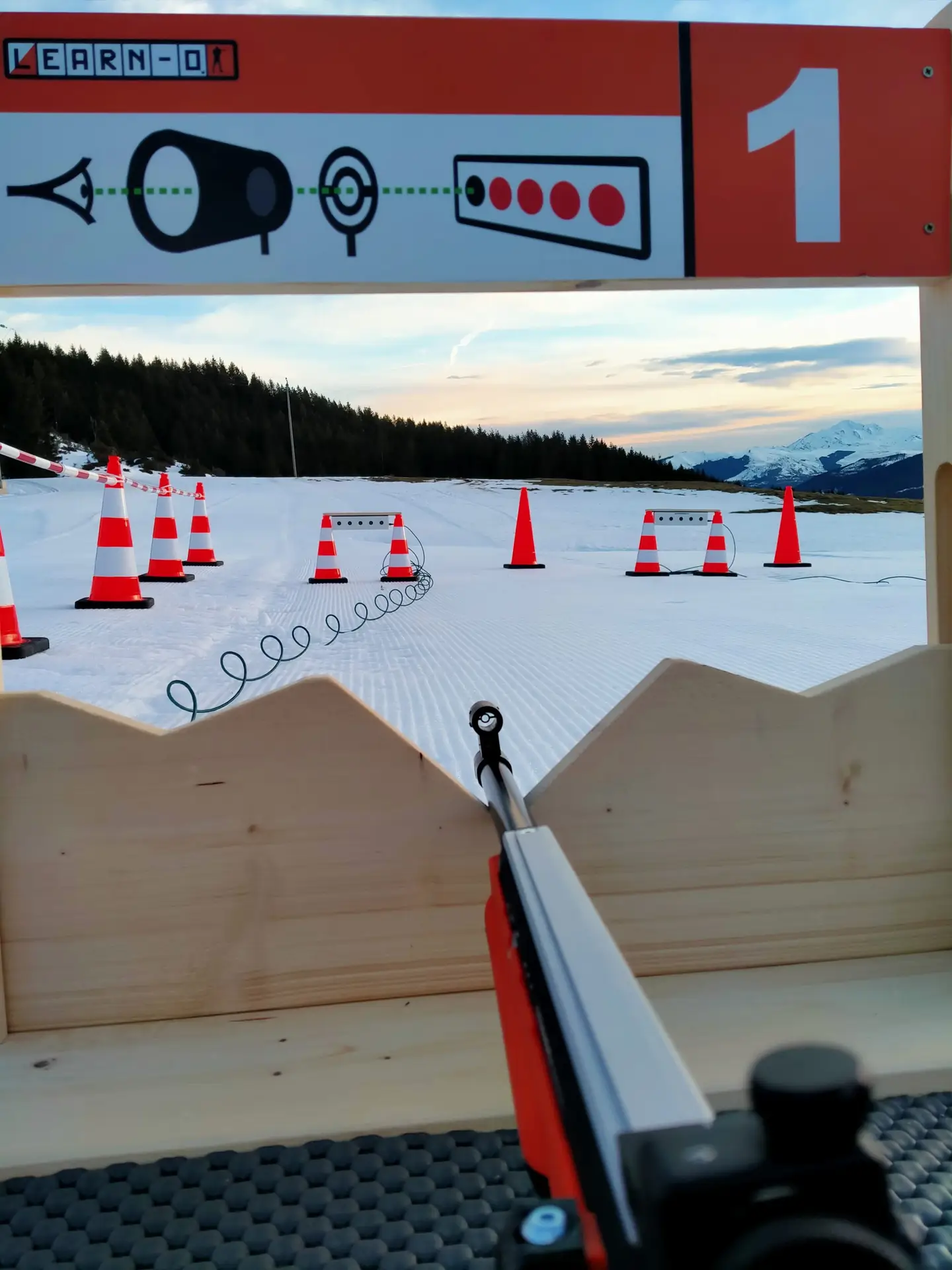 Carabine optique de biathlon avec viseur au bout du canon et cible au Col du Soulor dans la neige