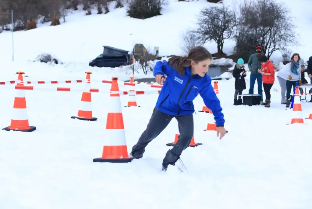 Enfant jouant au jeu d'orientation Learn-O au Lac d'Estaing dans la neige