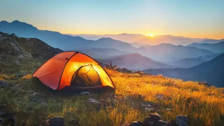 bivouac dans les pyrénées; Une tente au cœur d’un paysage magnifique de montagnes, dans les Hautes-Pyrénées.