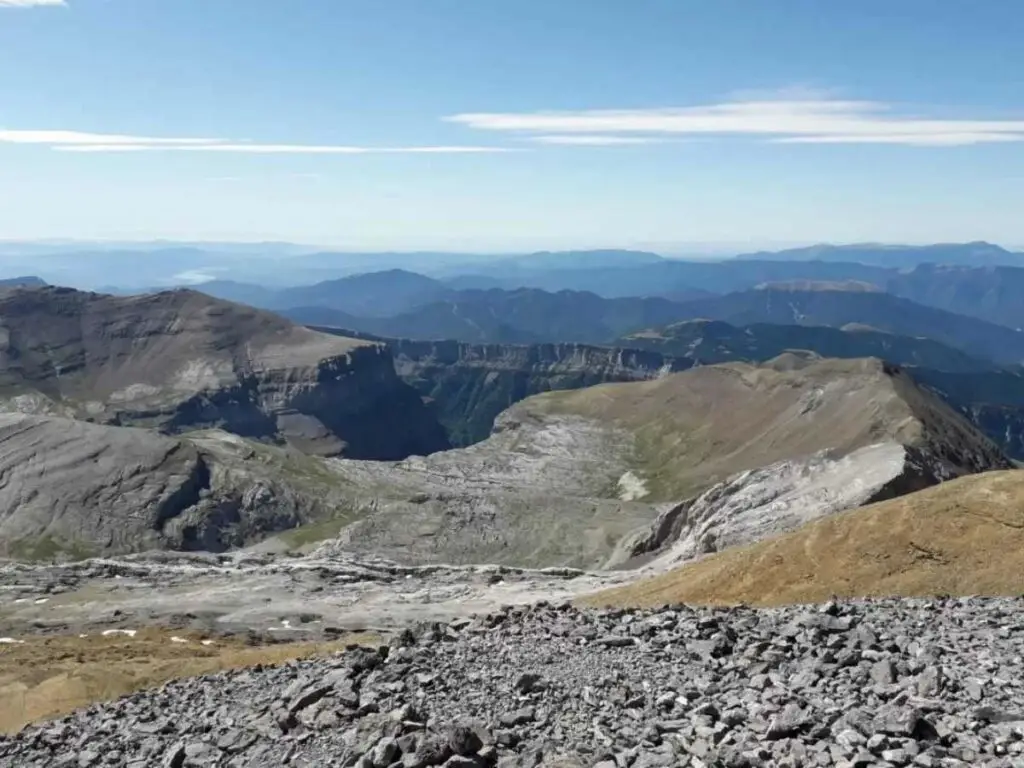 Canyon d'Ordesa creusé dans la montagne depuis la brèche de Roland