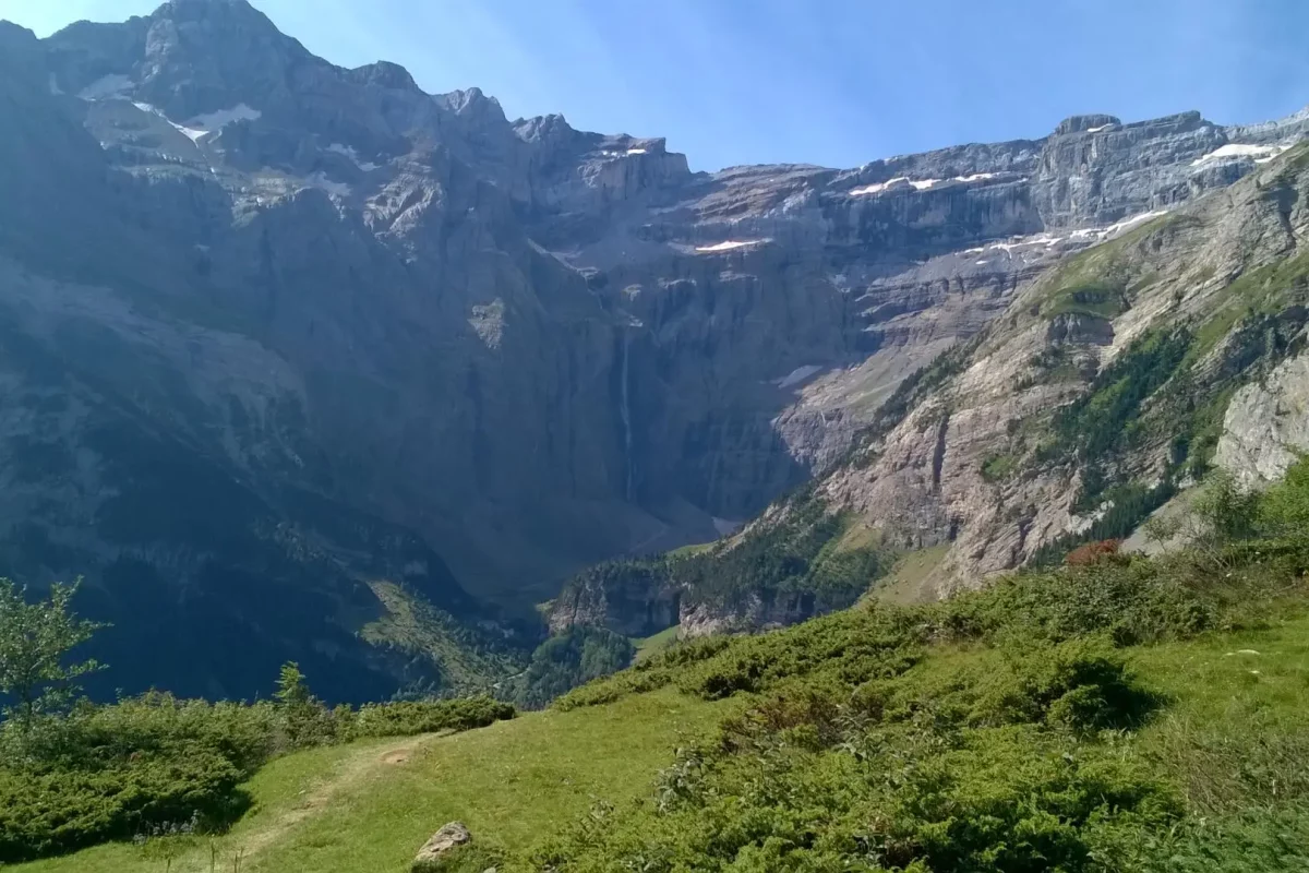 Cirque de Gavarnie depuis le plateau de Bellevue, vue sur la cascade au fond du cirque dominée par les sommets rocheux et enneigés.