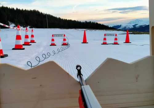 Carabine optique de biathlon avec viseur au bout du canon et cible au Col du Soulor dans la neige