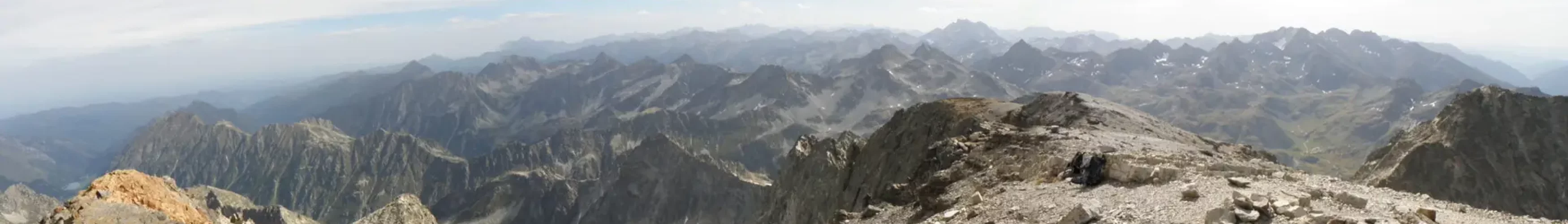 Vue panoramique sur les sommets depuis le Balaïtous, ciel brumeux