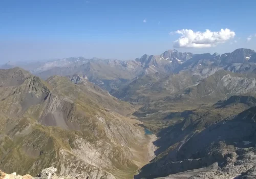 Vue depuis le petit Vignemale sur la vallée d'Ossoue avec le lac d'Ossoue au centre et les sommets en fond