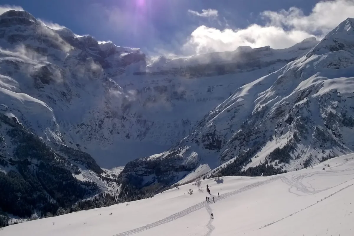 Raquettistes face au cirque de Gavarnie