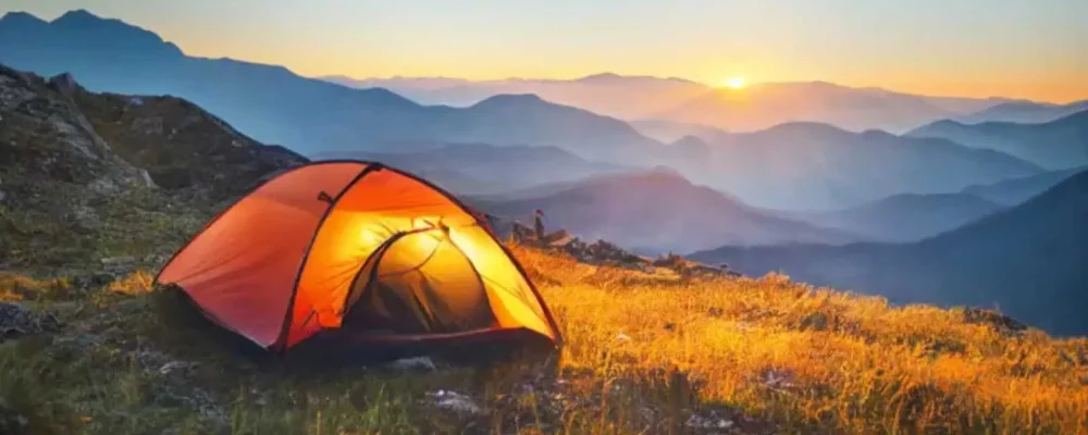 bivouac dans les pyrénées; Une tente au cœur d’un paysage magnifique de montagnes, dans les Hautes-Pyrénées.